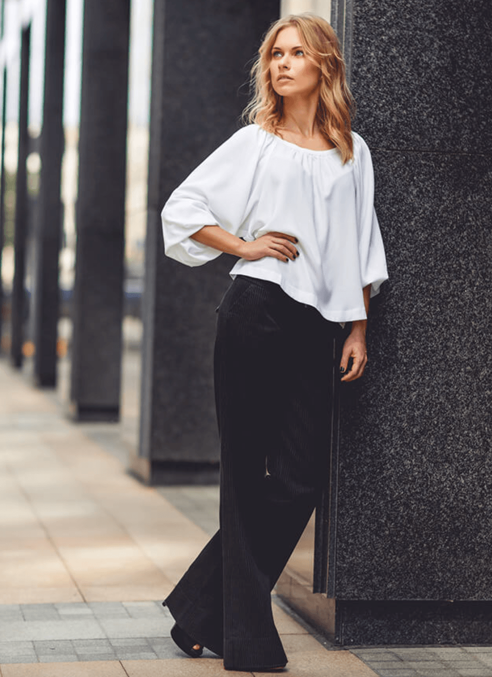 5 Poses to Look Amazing in Every Holiday Photo This Season