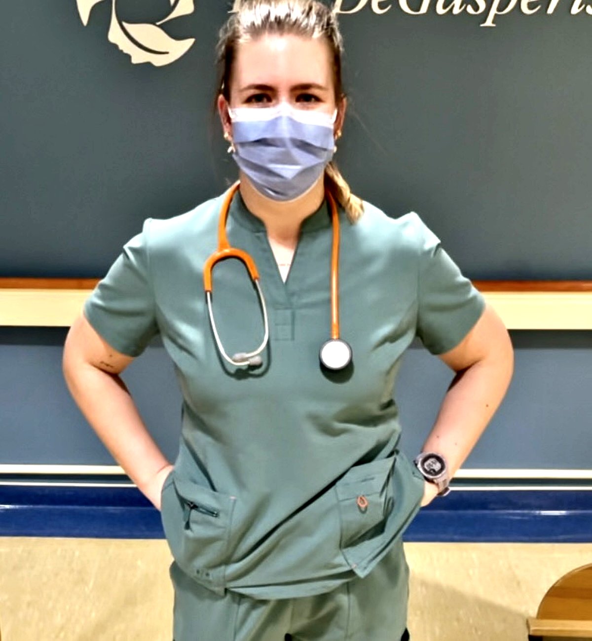 Nurse wearing Mass & Slim anti-cellulite leggings under scrubs for circulation and cellulite support.